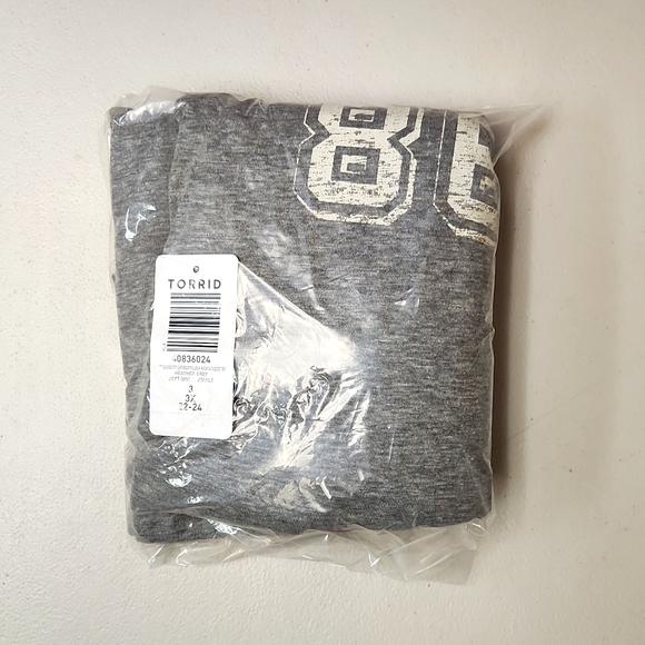 ❤️NWT VINTAGE TORRID VARSITY GRAPHIC TEE - ART DEPT - SUPER SOFT SLUB - SIZE 1X - Picture 6 of 8